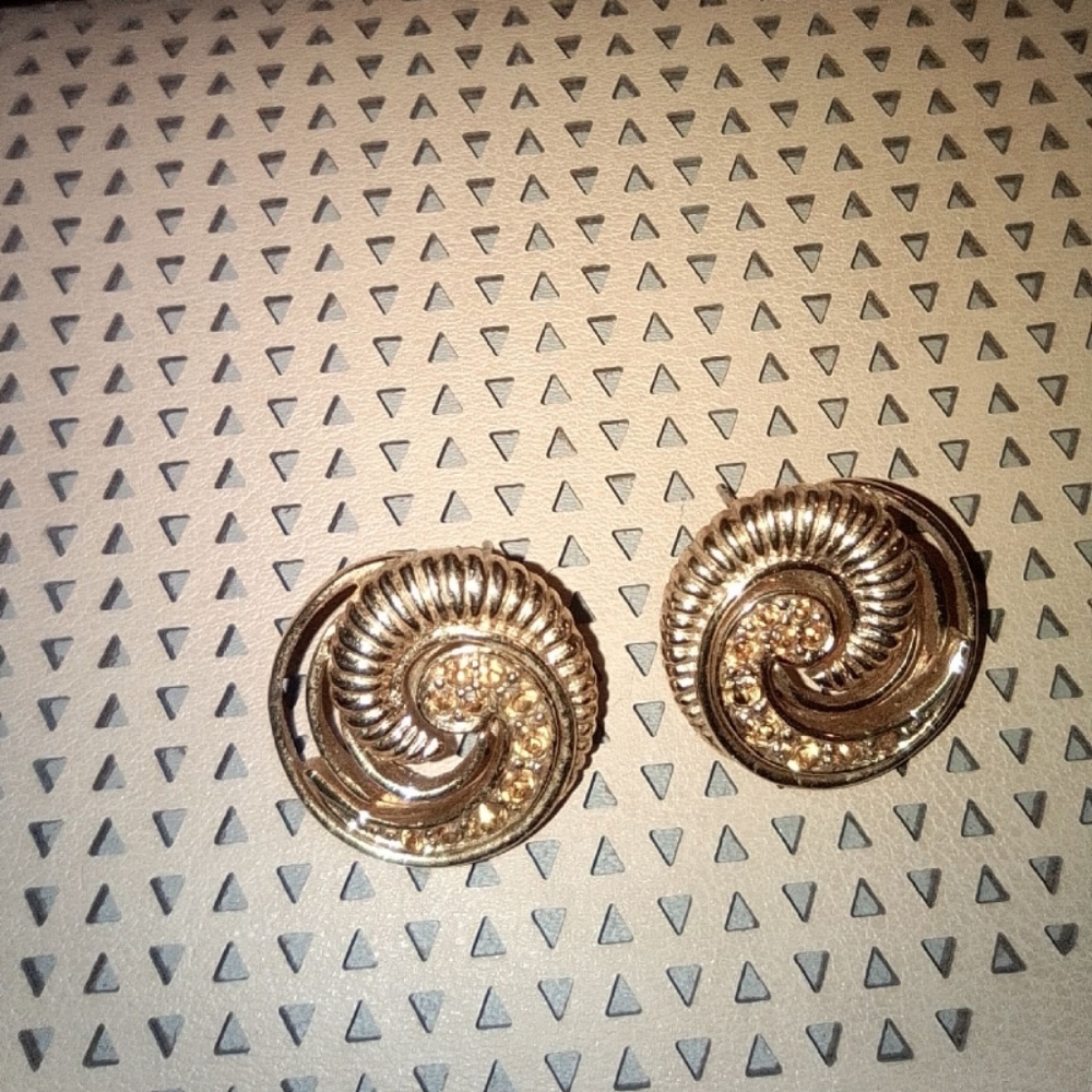 Vintage Daniel Fasson gold earrings